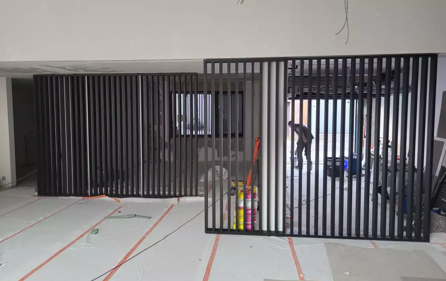 Zwarte roomdividers in kantoorruimte