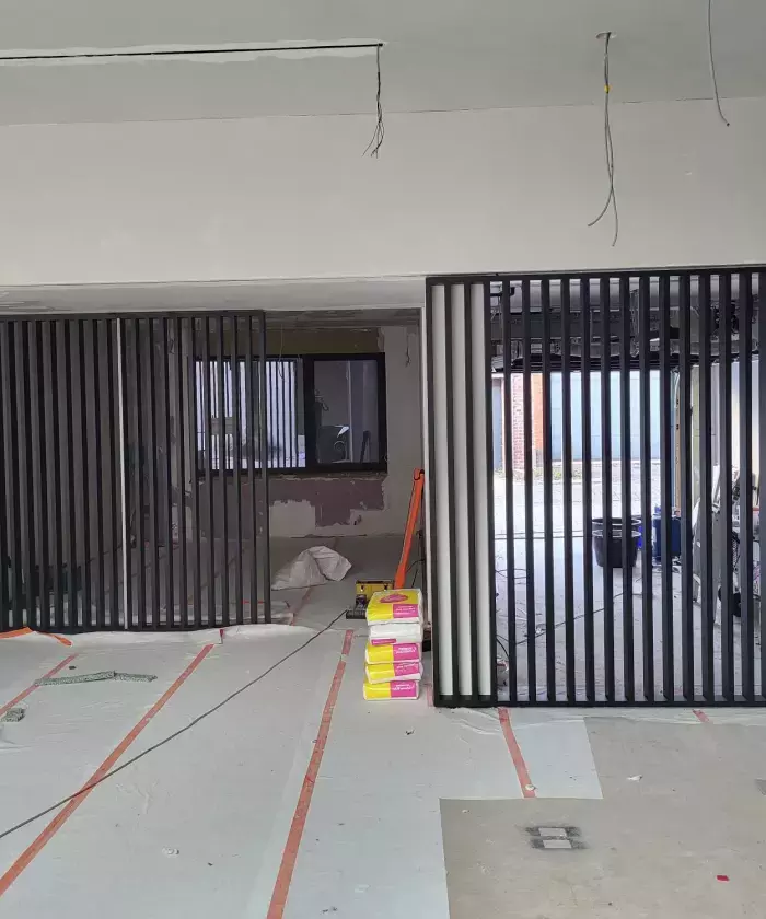 Zwarte roomdividers in kantoorruimte