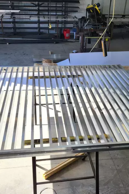 Zwarte roomdividers in kantoorruimte