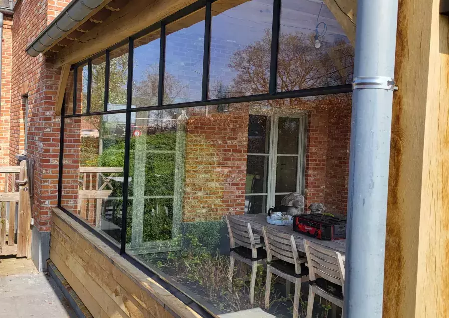 Glaswand in houten constructie