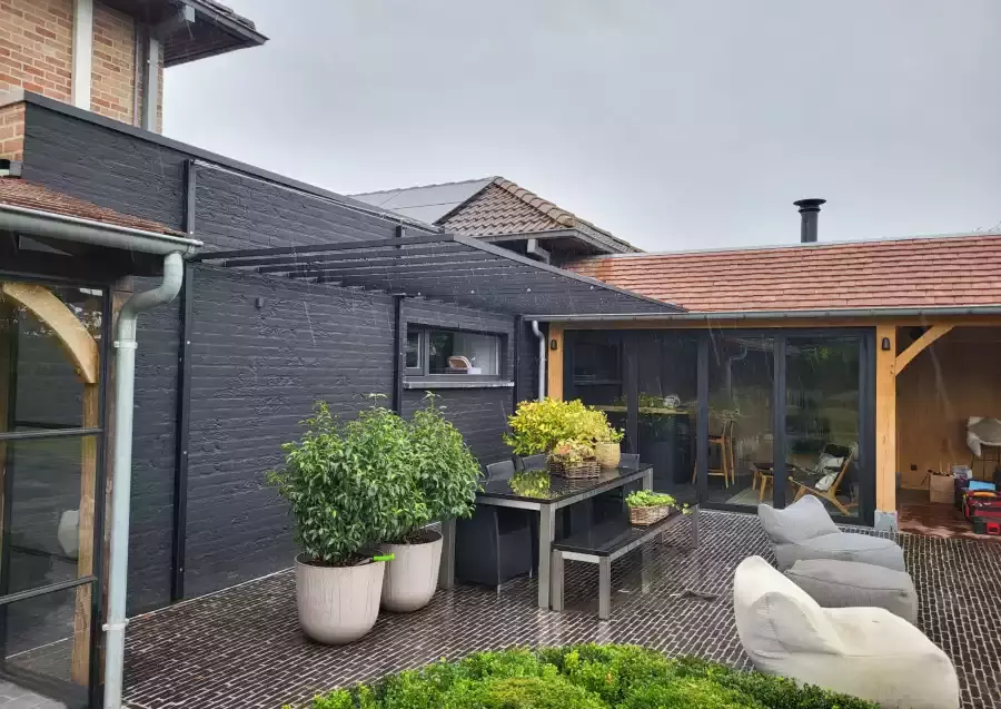 Stalen oversteek in tuin