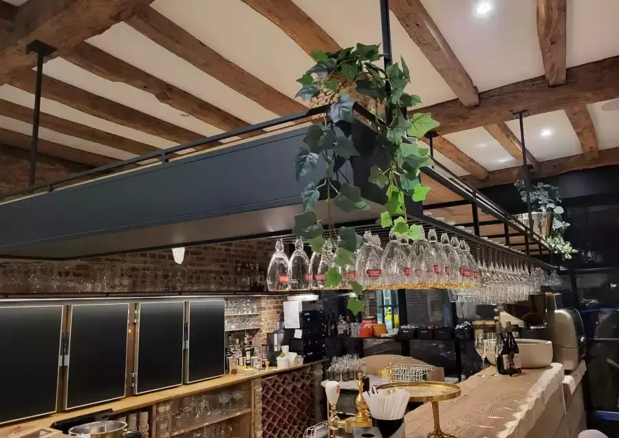 glasrek zwevend boven toog