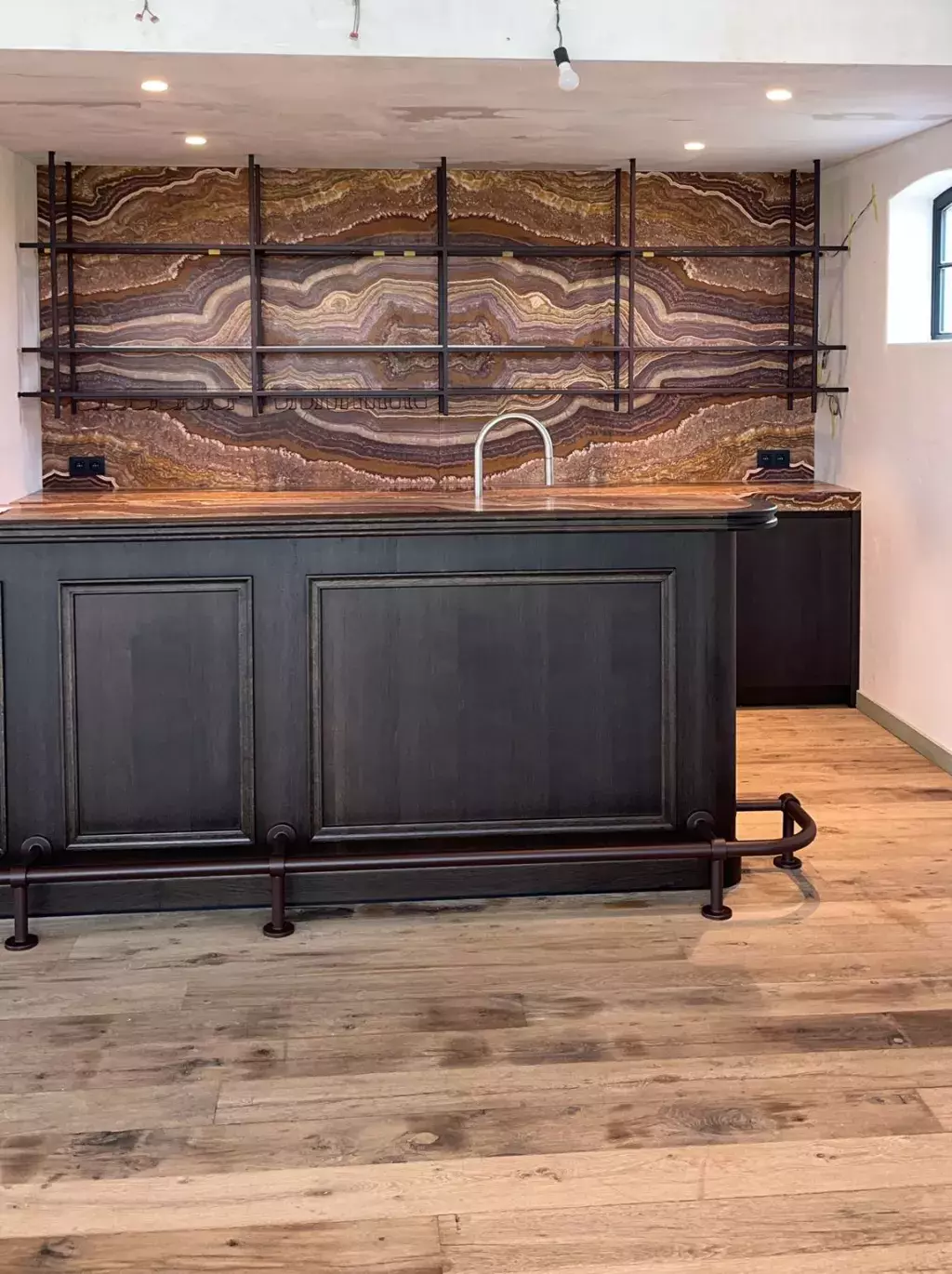 glasrek, voorzien van glas + "Engelse" Voetbar (gerold)