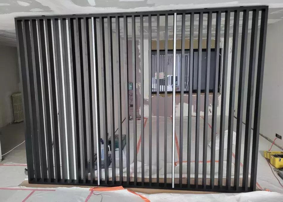 Zwarte roomdividers in kantoorruimte
